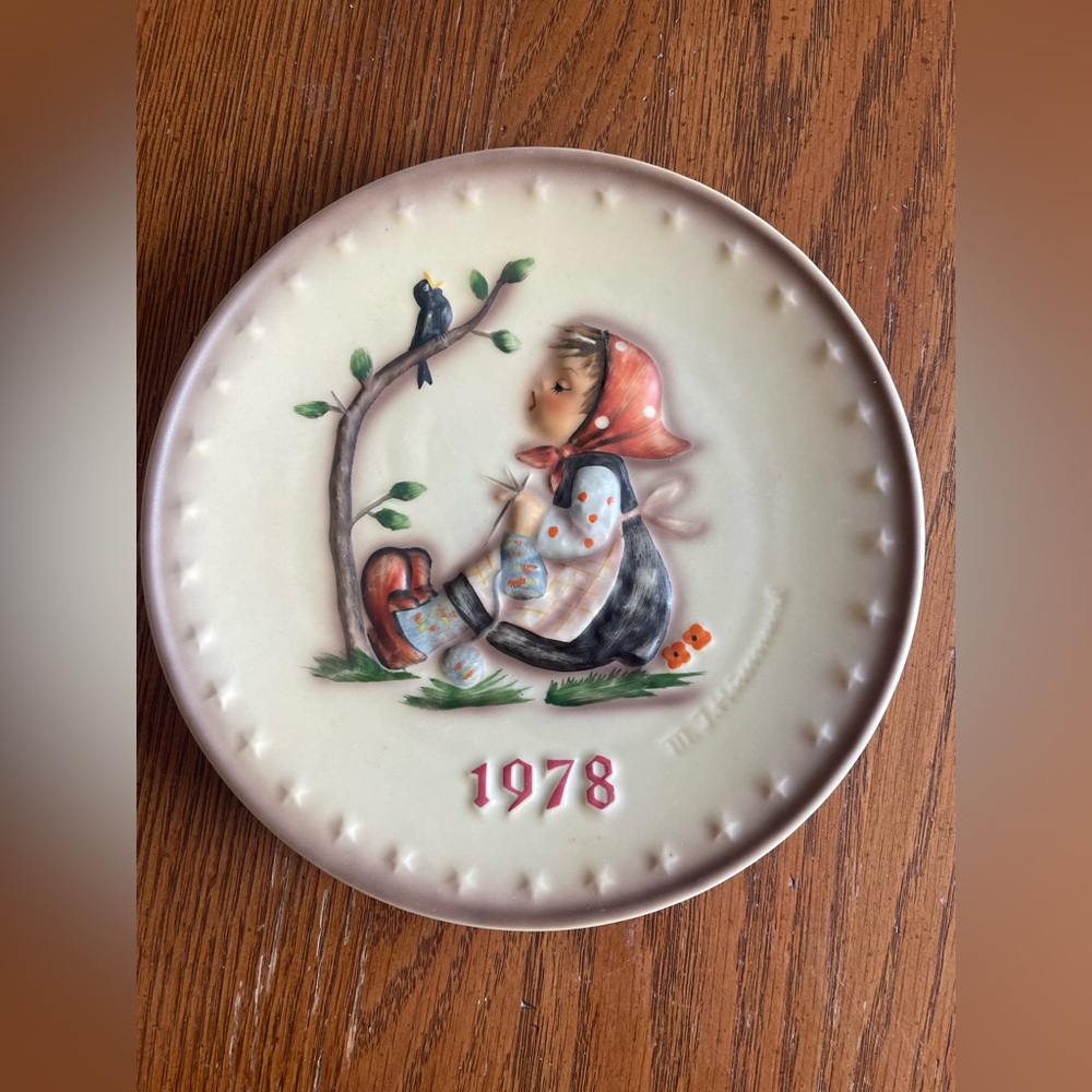 1978 M.J. Hummel Annual Porcelain Plate by Goebel “Happy” tiny chip to back rim